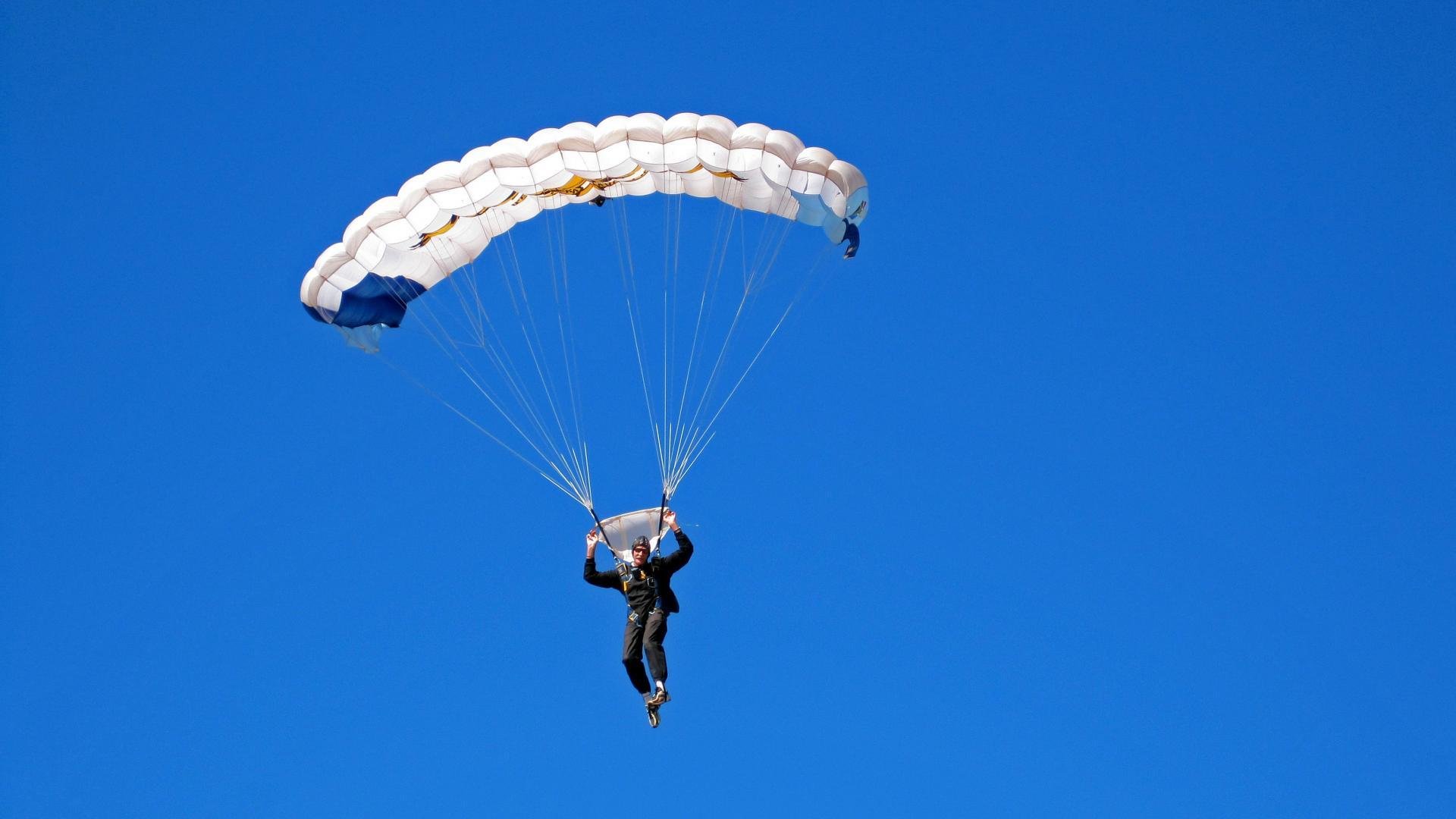 2019季后赛：库里关键第4节连续投中两个超远距离三分，带队逆转！